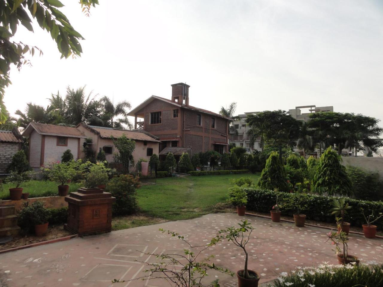 Whispering Woods Inn Bolpur Bagian luar foto